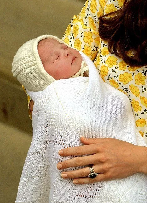 الإطلالة الأولى لـ Kate Middleton برفقة الأمير وليام وطفلتهما