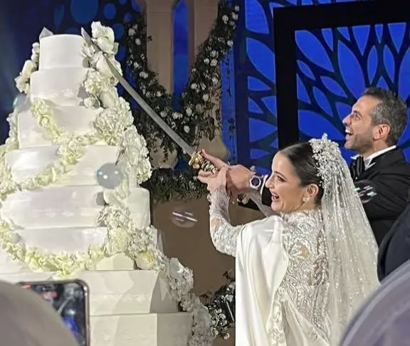 صور حفل زفاف شام الذهبي: إطلالة فخمة للعروس ولوكات مميّزة للنجمات الحاضرات