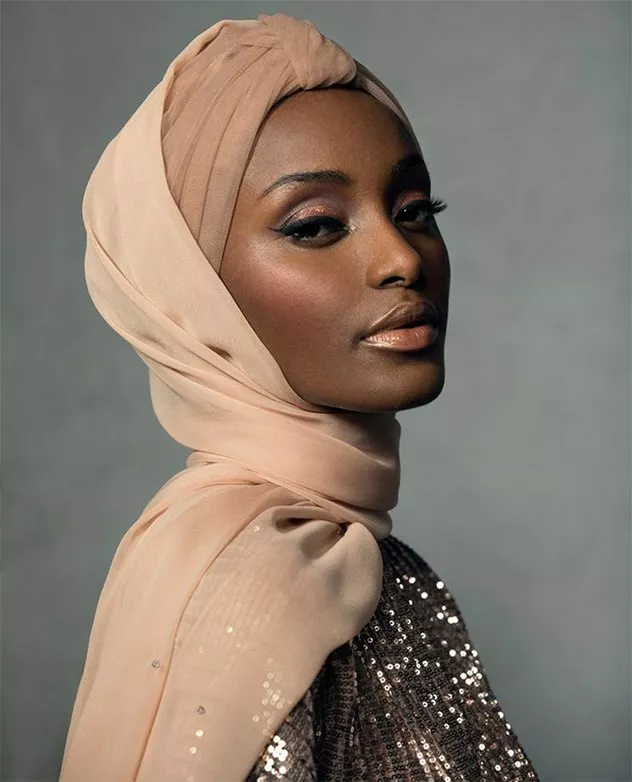 الحجاب المرصّع بحبيبات الكريستال من تصميم Melanie Elturk: لإطلالة عصريّة وفاخرة