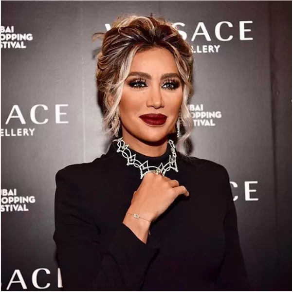 مايا دياب في إطلالتين جذّابتين خلال حفل إطلاق مجموعة مجوهرات Versace في دبي