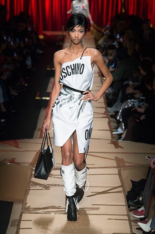 عرض أزياء Moschino لخريف 2017، خلال أسبوع الموضة في ميلانو