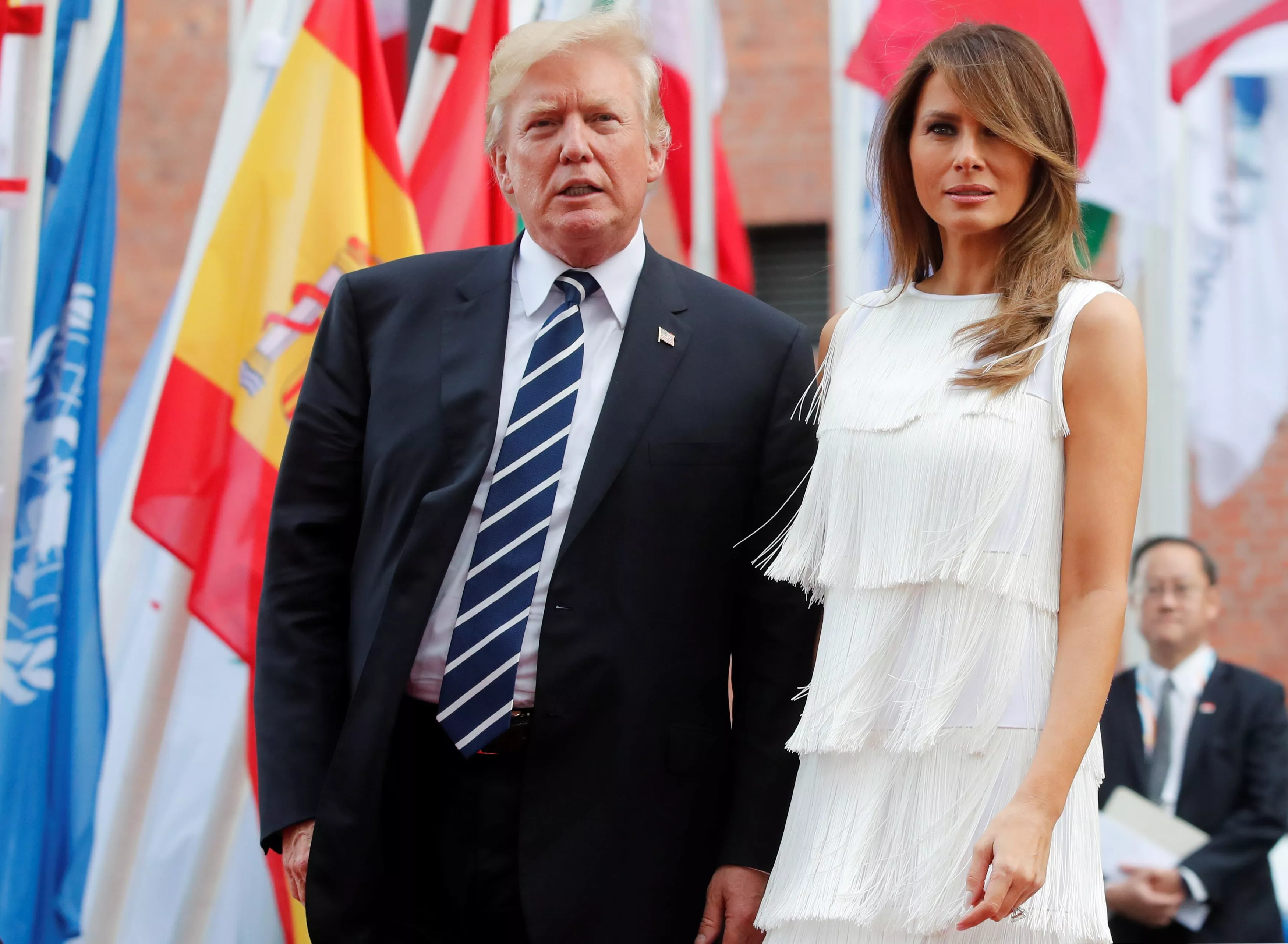 Melania Trump تسرق الأضواء بإطلالتين عصريّتين للغاية خلال قمّة المجموعة العشرين في ألمانيا
