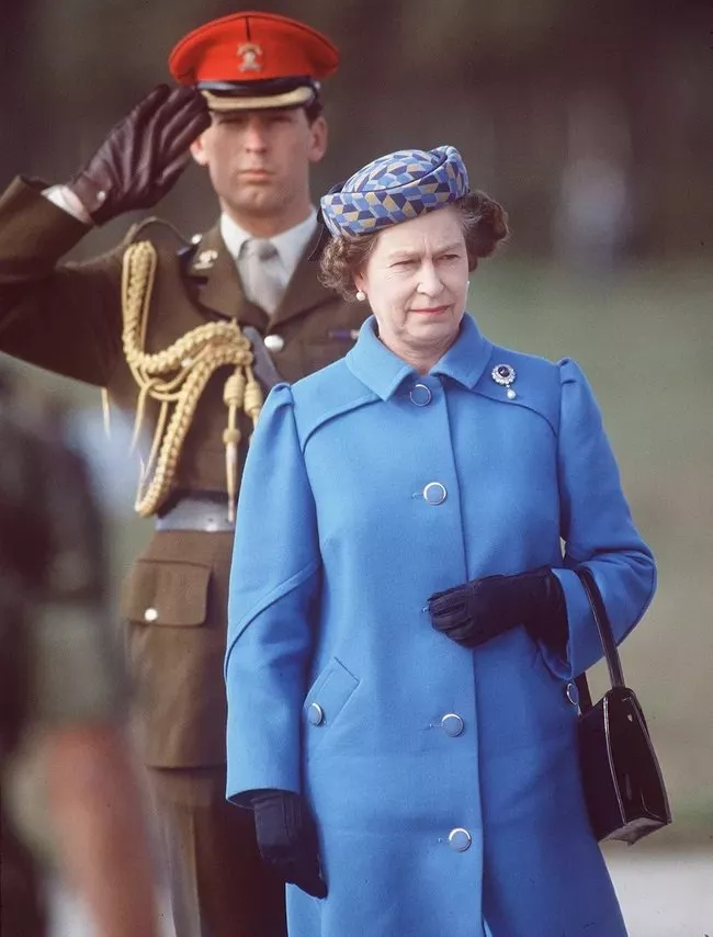 لوكات الملكة اليزابيث ملابس الوان قوية