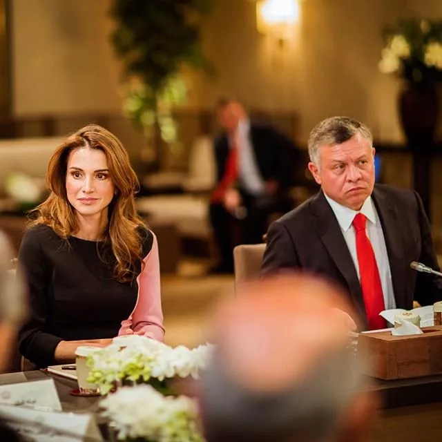 الملكة رانيا توازن بين الأناقة والأنوثة في إطلالتيها الأخيرتين