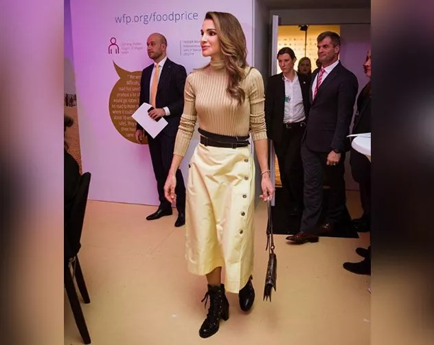 الملكة رانيا تتقن لعبة تنسيق الألوان وتختار الأسلوب العصري في أوروبا