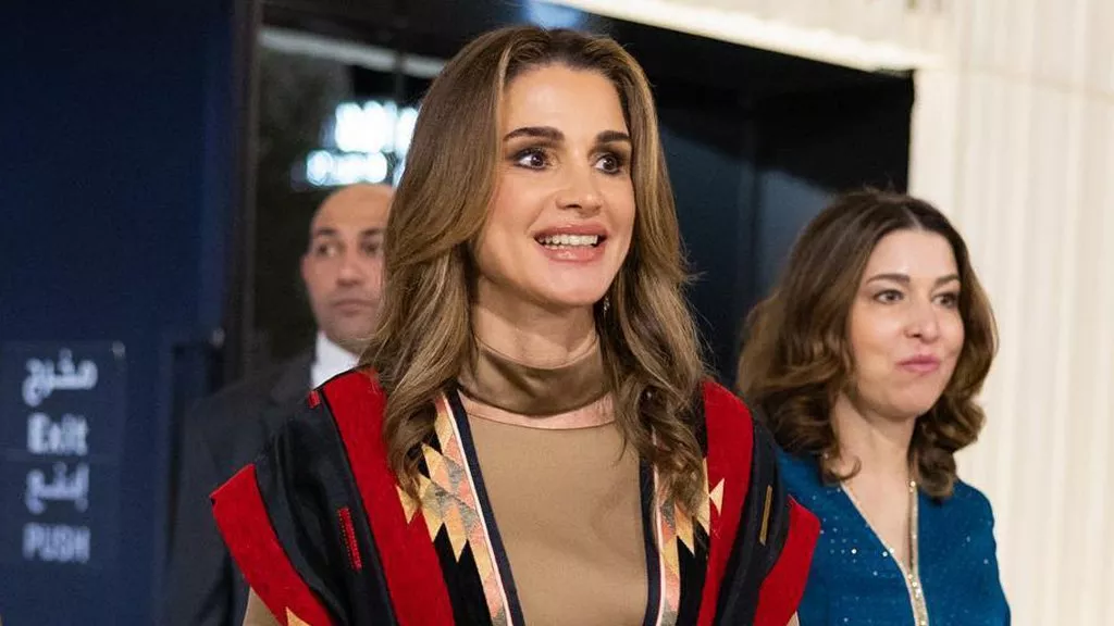 الملكة رانيا في جدة: طلة ملفتة كالعادة، وبلمسة شرقية