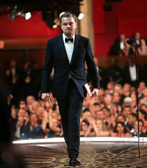 Leonardo DiCaprio يستلم جائزة الأوسكار بإطلالة جذّابة من Armani