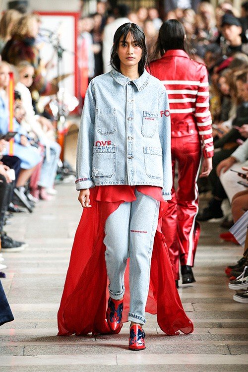 عرض أزياء Each x Other لربيع 2018، خلال أسبوع الموضة في باريس