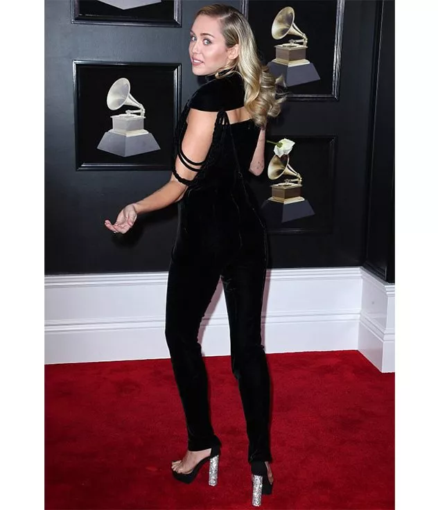 Miley Cyrus تقلب المقاييس في حفل Grammys لعام 2018: إطلالتان بعيدتان عن الجنون