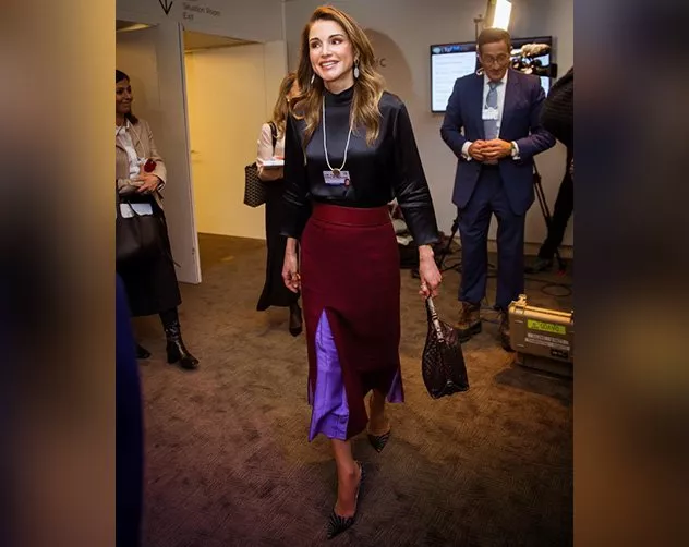 الملكة رانيا تتقن لعبة تنسيق الألوان وتختار الأسلوب العصري في أوروبا
