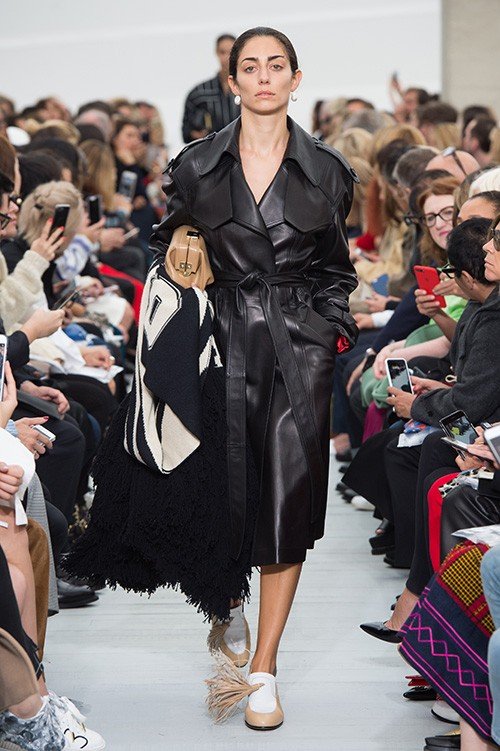 عرض أزياء C&eacute;line لربيع 2018، خلال أسبوع الموضة في باريس