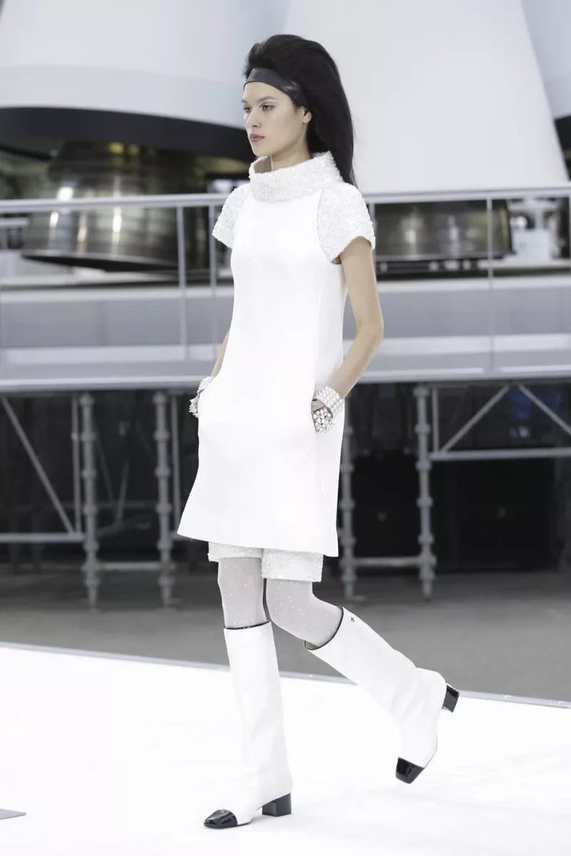 عرض Chanel لخريف 2017 خلال أسبوع الموضة الباريسيّ: رحلة إلى الفضاء