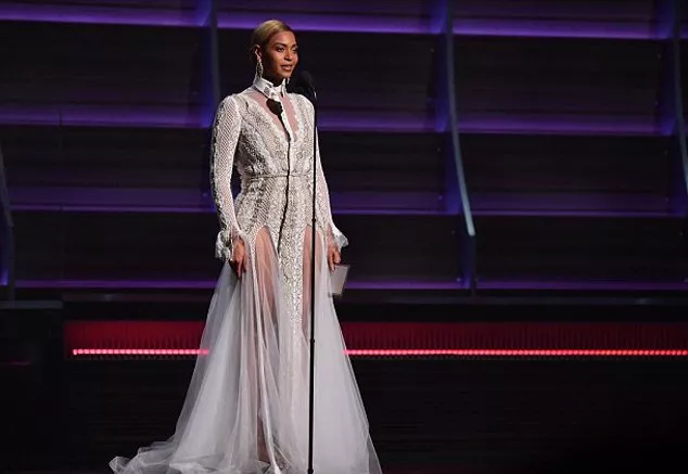 Beyoncé تحصد لقب الإطلالة الأجمل في حفل Grammys 2016