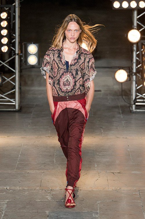 عرض أزياء Isabel Marant لربيع 2018، خلال أسبوع الموضة في باريس