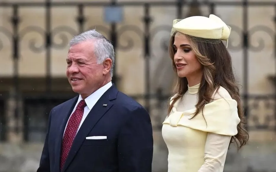 صور الملكة رانيا في حفل تتويج الملك تشارلز الثالث: كعادتها اختارت إطلالة ساحرة