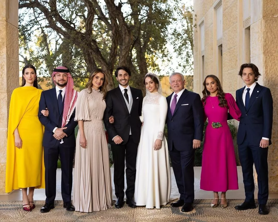 الملكة رانيا في حفل زواج الاميرة ايمان: طلة مينيمالية راقية