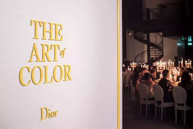 إطلالات Bella Hadid وأبرز الفاشينيستا خلال افتتاح معرض Dior The Art of Color في دبي