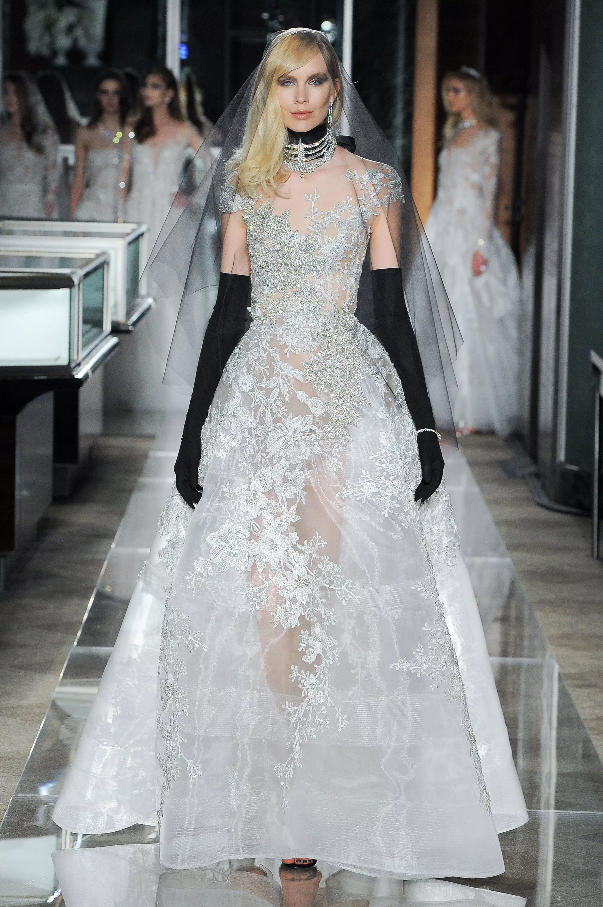 Reem Acra تفتح أسبوع الموضة للعرائس بمجموعة مستوحاة من أرشيف Tiffany & Co