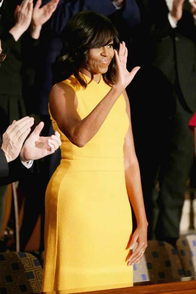 لون فستان Michelle Obama يثير الجدل على الإنترنت