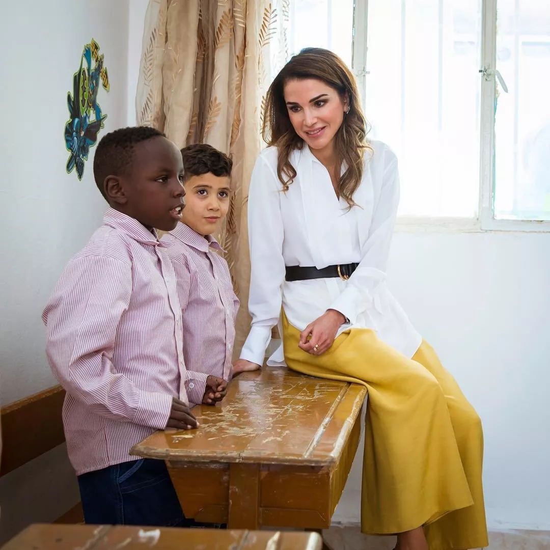 حيلة في الموضة من نجمتكِ المفضّلة: الملكة رانيا تخلق منحنيات وهميّة بخيارات ملابسها