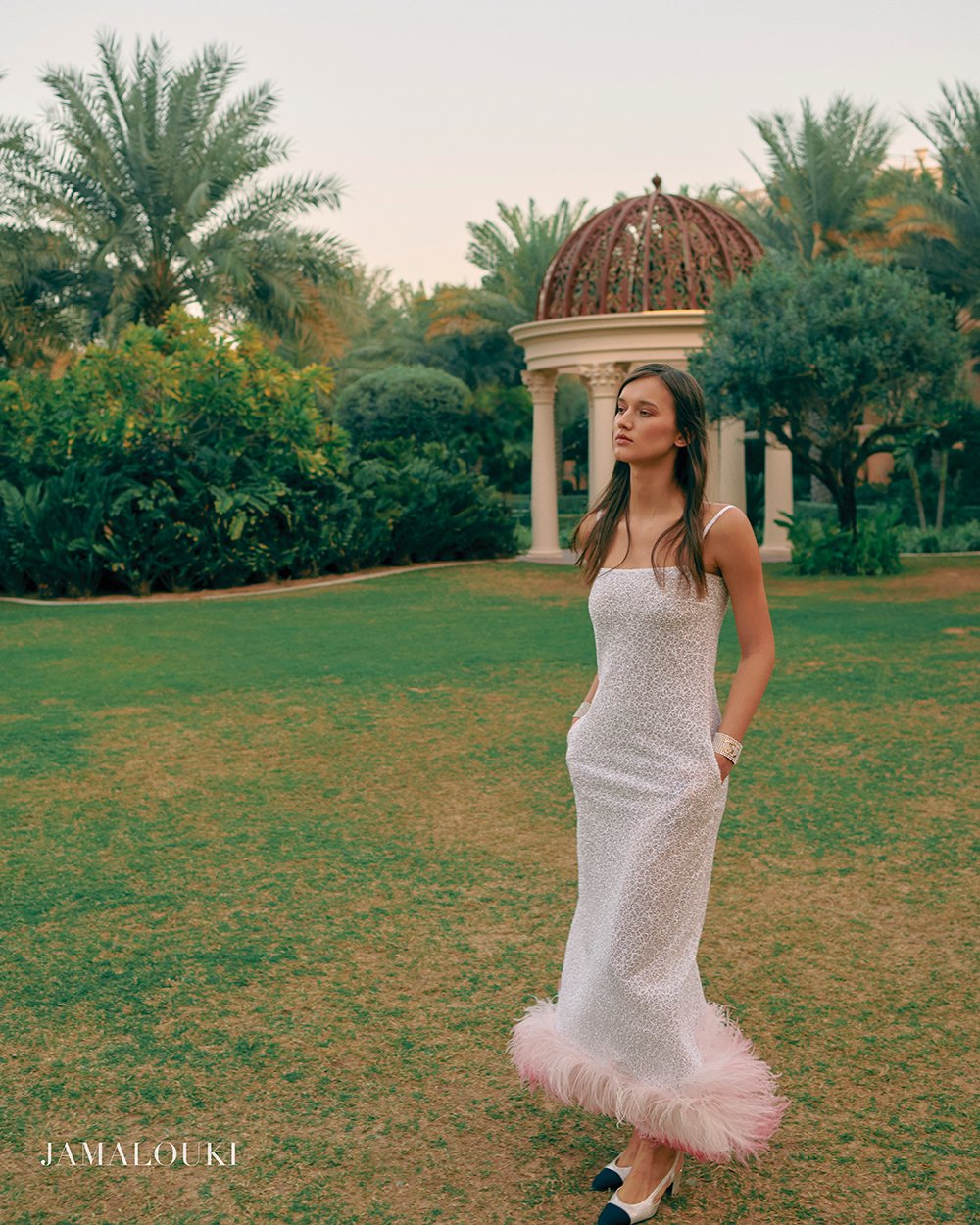 فستان، أساور، وحذاء جميعها من Chanel