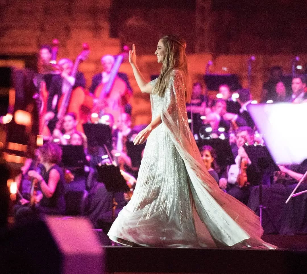 جوليا بطرس تطلّ في فستان عروس في حفلها الغنائي الأسطوري في صور اللبنانية