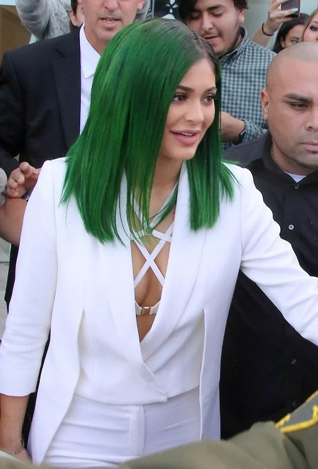 Kylie Jenner تعتمد لون شعر جديد أثناء طرح مجموعتها الخاصة لأحمر الشفاه