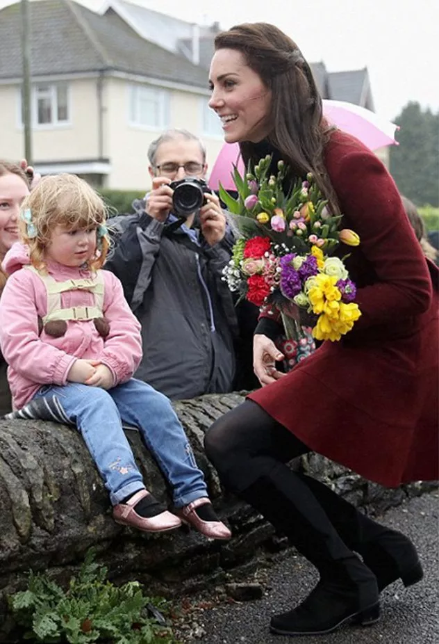 تنّورة Kate Middleton القصيرة تخالف قوانين الملكة لكن بطريقةٍ مملّة