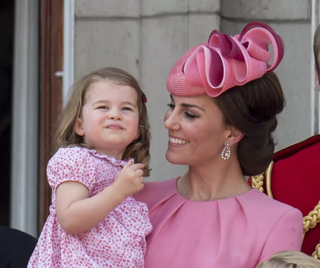 الدوقة Kate Middleton والأميرة Charlotte: أناقة وظرافة بأسلوبٍ متشابه في عرض Trooping The Colour 2017