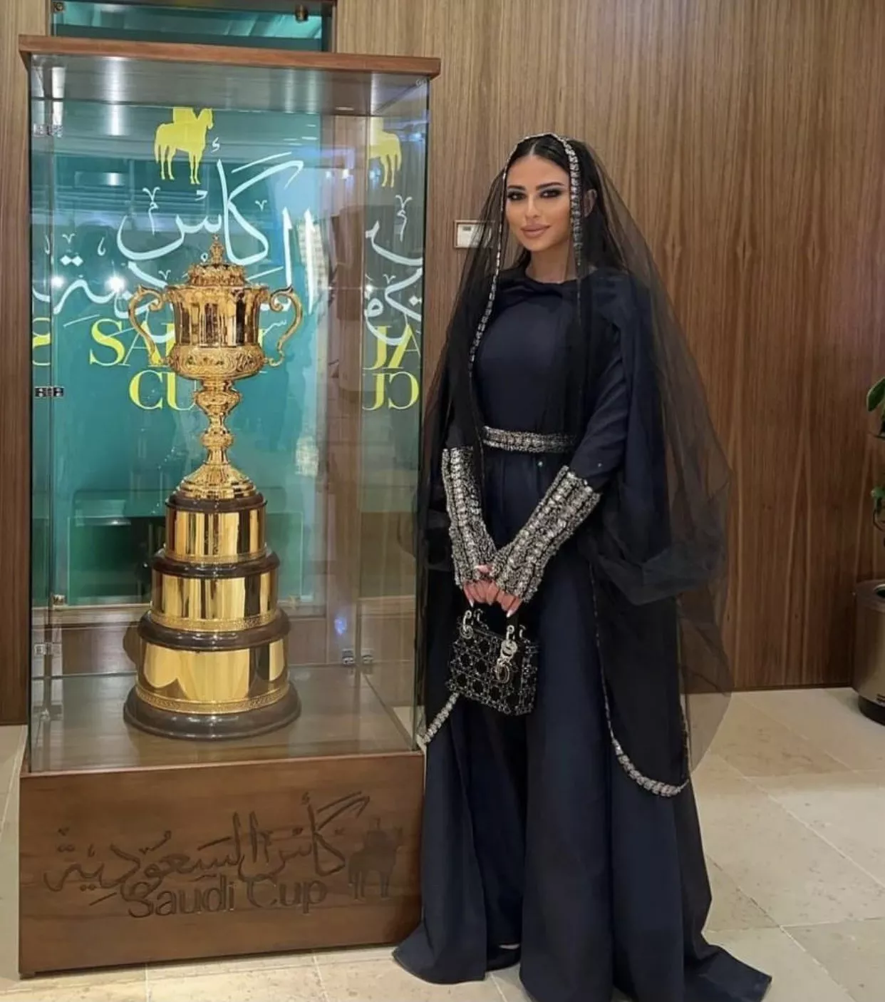 صور شخصيات ملكية وبلوغرز، يتألّقن بالأزياء التراثية في كأس السعودية لسباق الخيل 2022