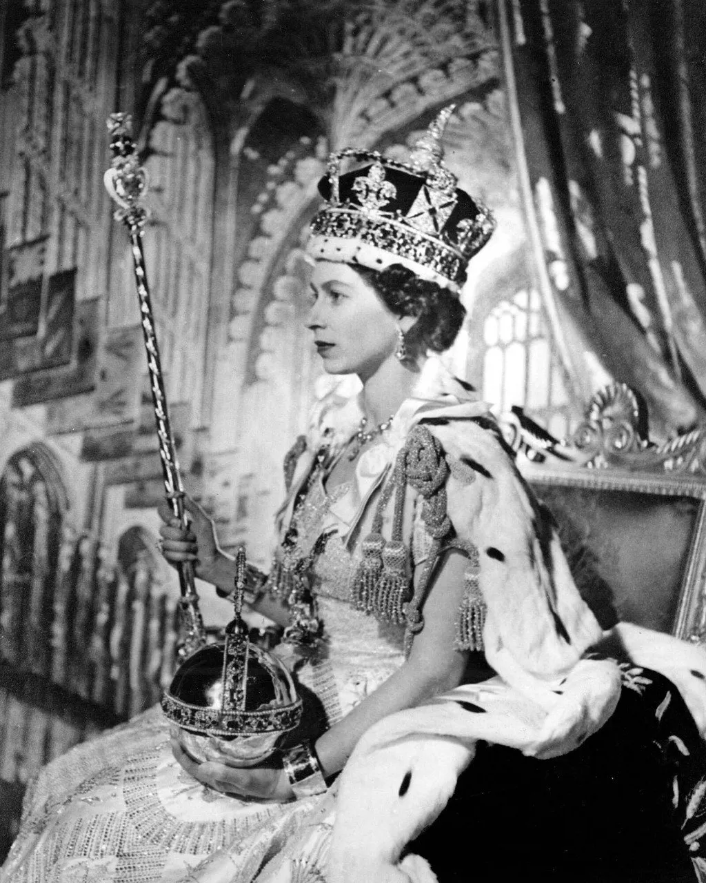 الملكة اليزابيث عند تسلمها الحكم