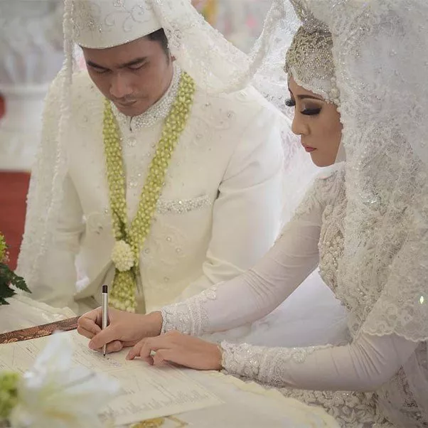 بالصور، عروس أندونيسيّة تبدّل 3 فساتين زفاف فاخرة في حفلٍ أسطوريّ ضخم