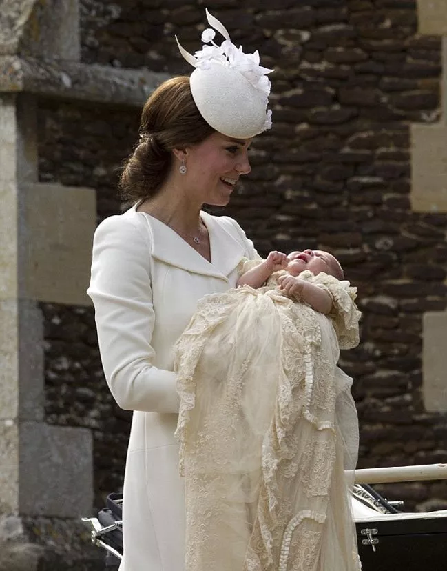 بالصور، إطلالة Kate Middleton في حفل عماد ابنتها
