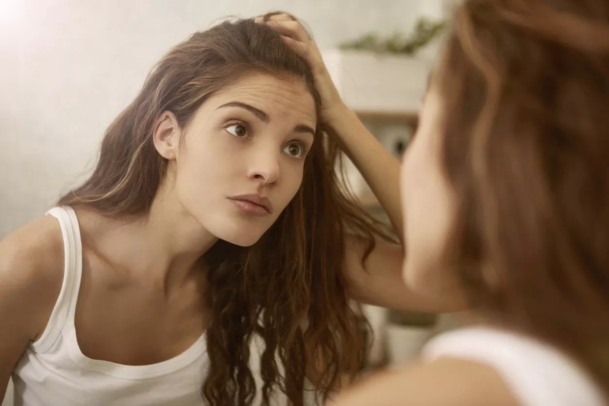 التهاب بصيلات الشعر: مشكلة قد تتعرّض لها فروة الراس وهذه هي أسبابها