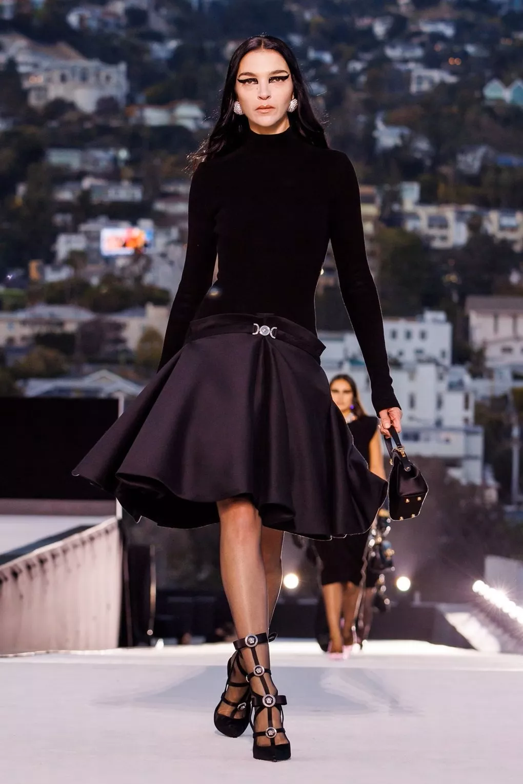 عرض مجموعة Versace لخريف 2023 يضيء سماء لوس أنجلوس