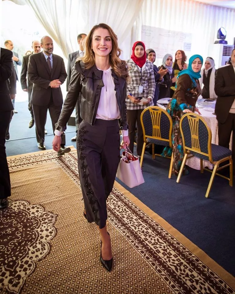 تفصيل واحد فقط قلَب إطلالة الملكة رانيا من كلاسيكيّة إلى مشاغبة
