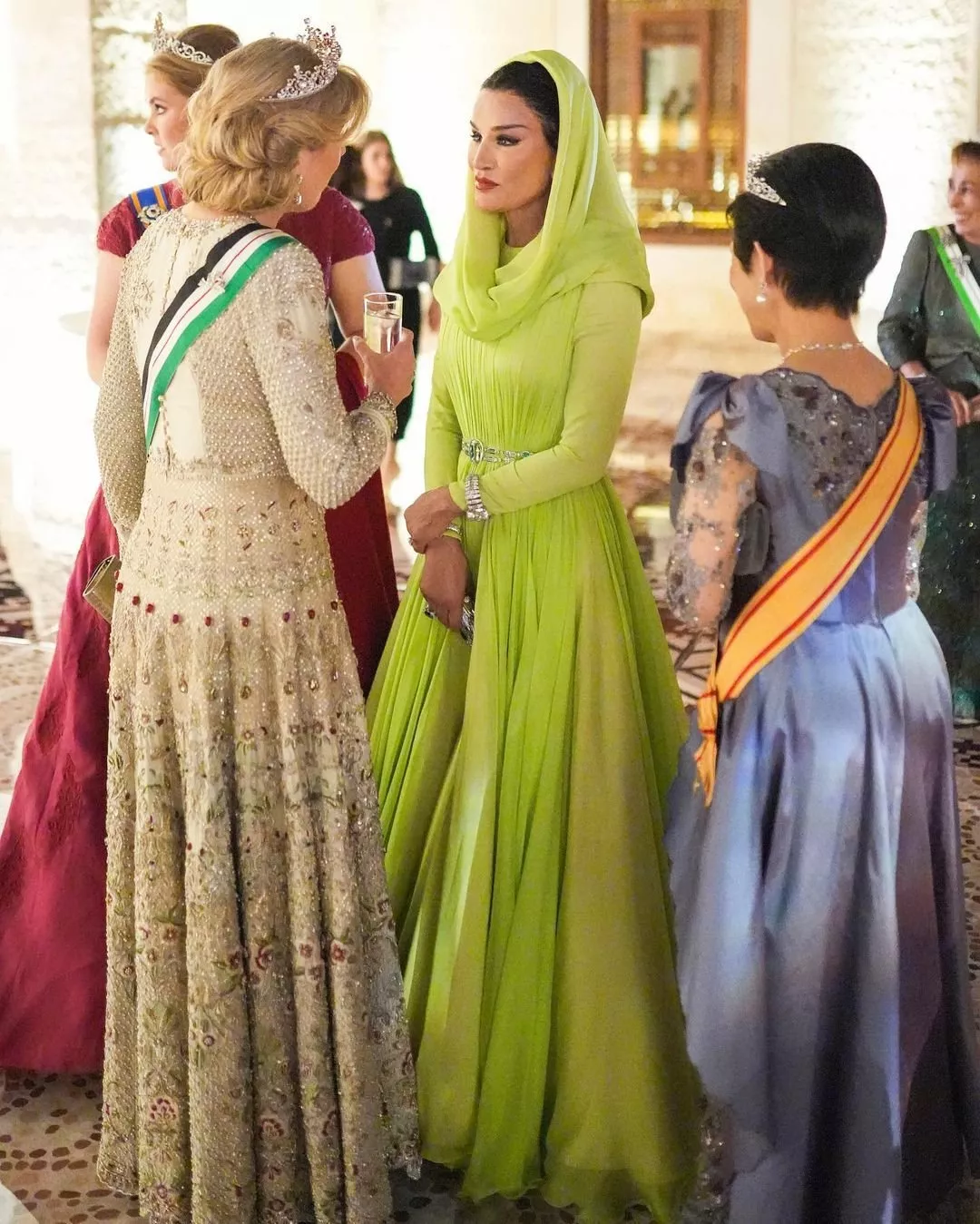 الشيخة موزا بإطلالتين أنيقتين في زفاف الأمير حسين بن عبدالله الثاني ورجوة ال سيف
