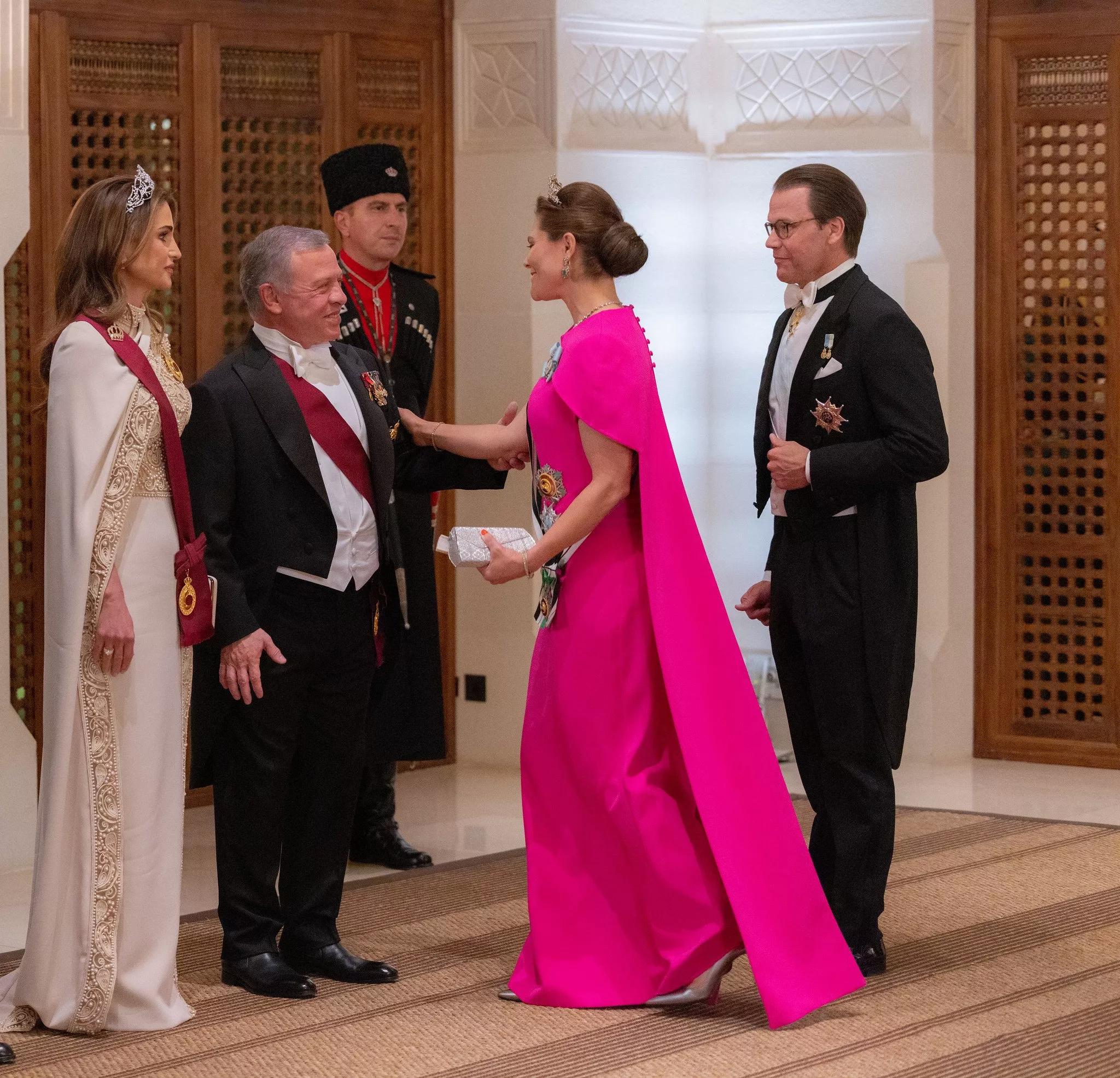 لوك الملكة رانيا الثاني في زفاف الامير حسين ورجوة ال سيف: ملوكي إلى أقصى الحدود