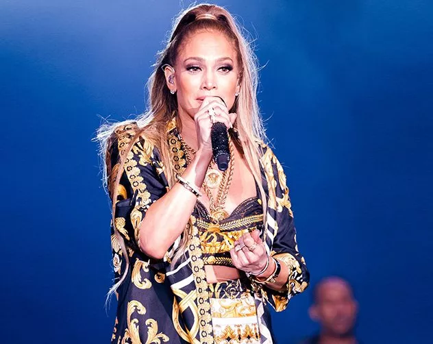 إطلالات Jennifer Lopez خلال حفل معرض دبي للطيران تؤكّد أن السنين تزيدها جاذبيّة