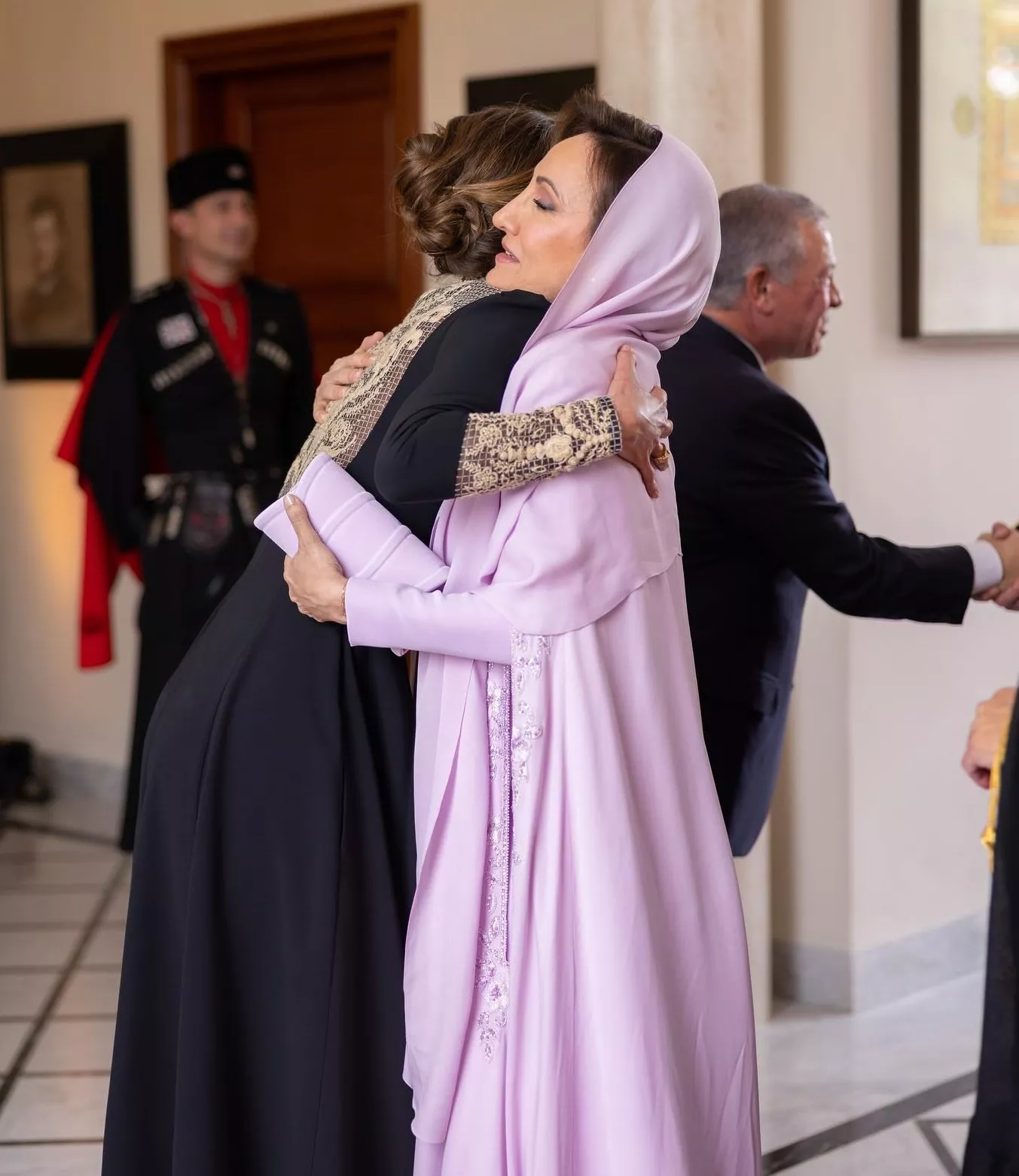 الملكة رانيا في زفاف الأمير الحسين ورجوة آل سيف: طلّتها فاخرة للغاية