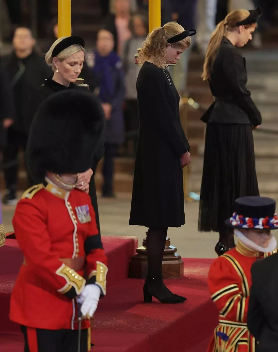 أحفاد الملكة اليزابيث يجتمعون لتوديعها... والأمير هاري بالزيّ العسكري استثنائياً!