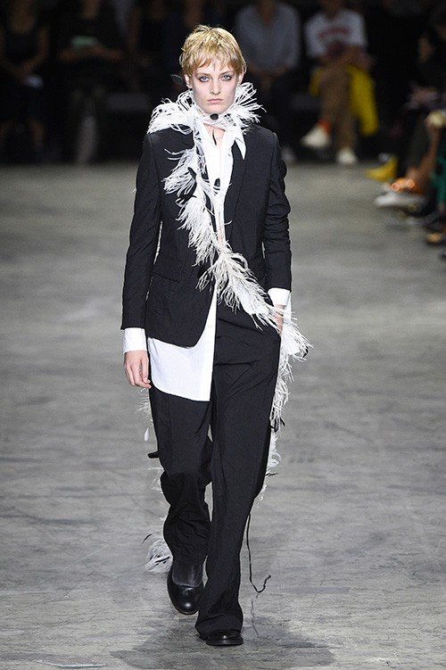 عرض أزياء Ann Demeulemeester لربيع 2018، خلال أسبوع الموضة في باريس