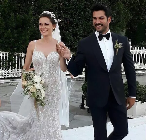 بالصور والفيديو، حفل زفاف الممثلين التركيين فهرية إفجان وبراك أوزجفيت