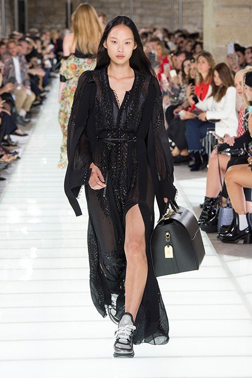 عرض أزياء Louis Vuitton لربيع 2018، خلال أسبوع الموضة في باريس