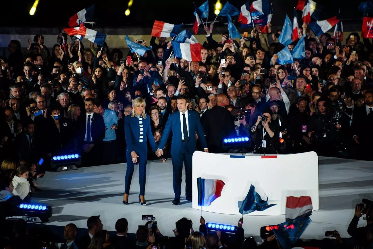 بريجيت ماكرون تنسّق لوكها مع زوجها إيمانويل ماكرون بعد فوزه بالرئاسة الفرنسية