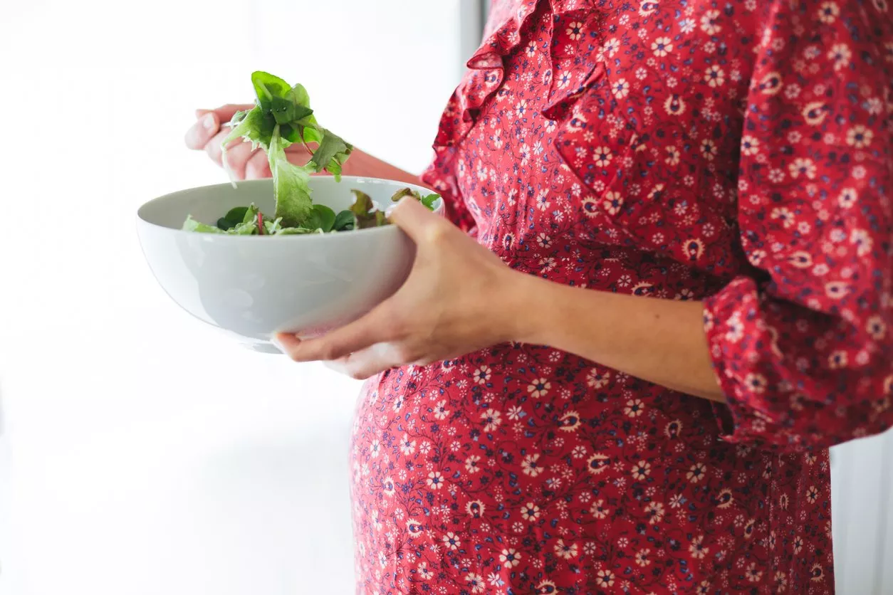 هل يمكن للمرأة الحامل اتّباع نظام غذائي وكيف يمكنها فعل ذلك؟
