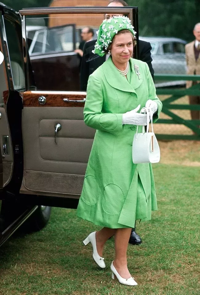 لوكات الملكة اليزابيث ملابس الوان قوية
