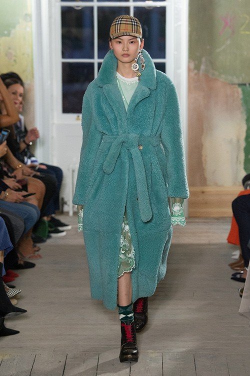 عرض أزياء Burberry لربيع 2018، خلال أسبوع الموضة في لندن