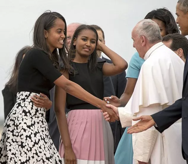 Michelle Obama وبناتها على الموضة في مهمّة رسميّة