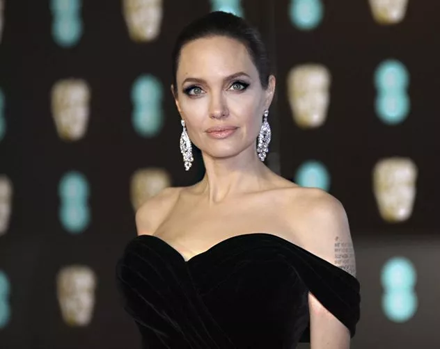 Angelina Jolie في إطلالتين ملفتتين تثنيان على جاذبيّتها